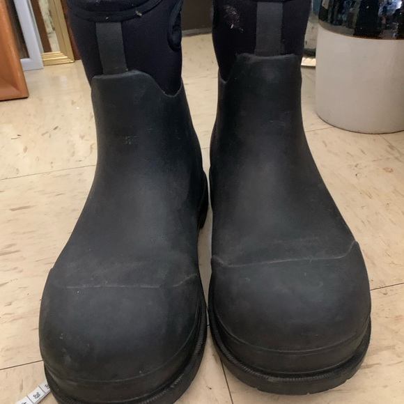Men’s Boggs the Size is wore off, the outside measures 13 inches IDK what size main image 7